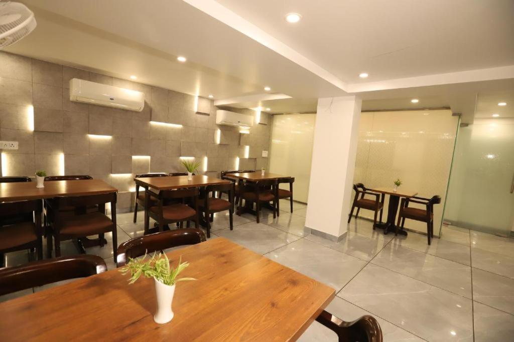Hotel Ambica Palace Aiims New Delhi - Couple Friendly Local Id Accepted Екстериор снимка